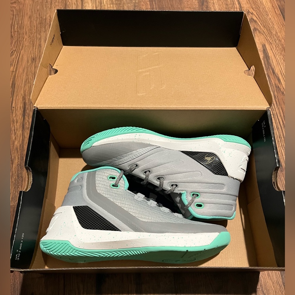 GS Curry 3 basketball shoes - Size 4y